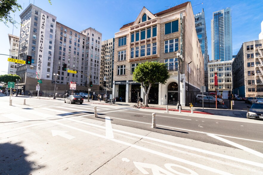 833 S Spring St, Los Angeles, CA à louer - Photo du bâtiment - Image 2 de 26