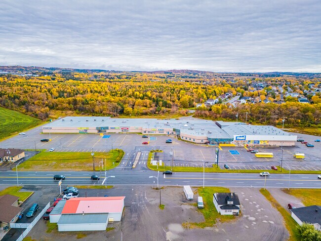 Plus de détails pour 597 Av Du Phare E, Matane, QC - Commerce de détail à louer