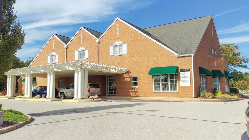 10435 Clayton Rd, Frontenac, MO à louer - Photo du bâtiment - Image 2 de 7