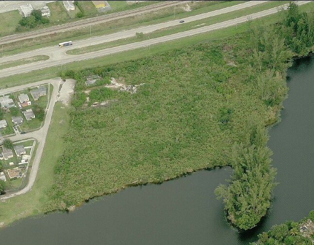 1700 N Service Rd, Opa Locka, FL à vendre - Photo du bâtiment - Image 2 de 3