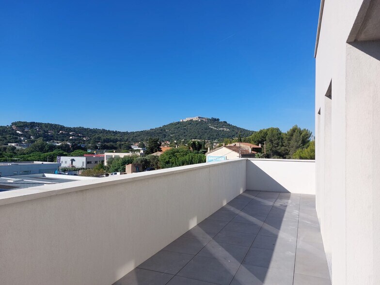 Avenue Marcel Paul (Rd 63), La Seyne-sur-Mer for lease - Building Photo - Image 3 of 9
