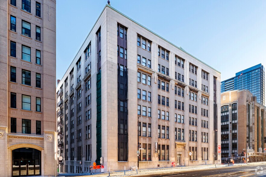 1000 Rue Saint-Antoine O, Montréal, QC à louer - Photo du bâtiment - Image 2 de 3