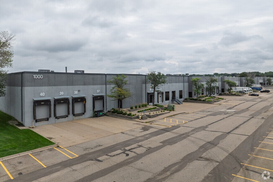 1000 N Berkshire Ln, Plymouth, MN for lease - Building Photo - Image 2 of 8