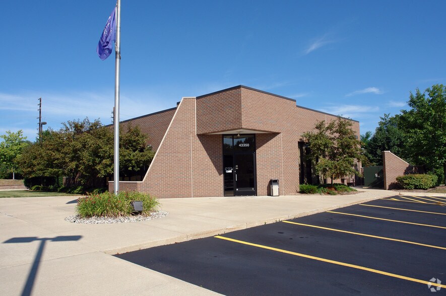 23890 Novi Rd, Novi, MI à vendre - Photo principale - Image 2 de 15