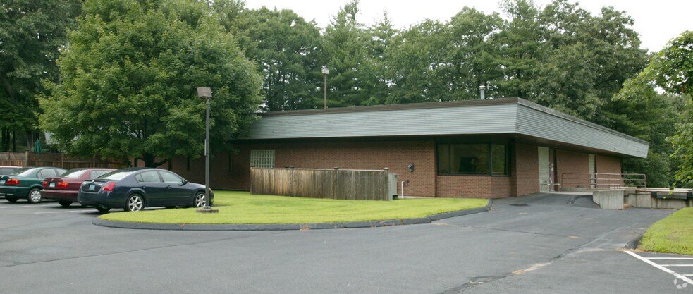 40 Darling Dr, Avon, CT à louer - Photo du bâtiment - Image 2 de 3