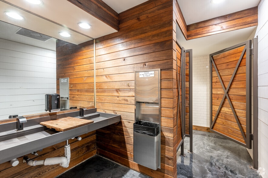 13747 Montfort Dr, Dallas, TX for lease - Interior Photo - Image 2 of 24