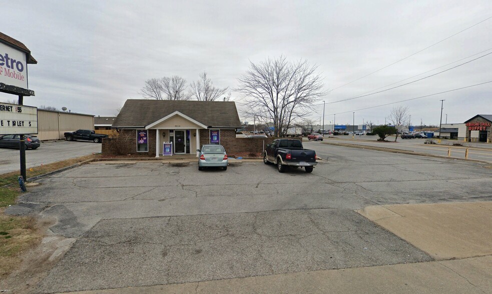 2010 W Walnut Street, Rogers, AR à louer - Photo du bâtiment - Image 3 de 9