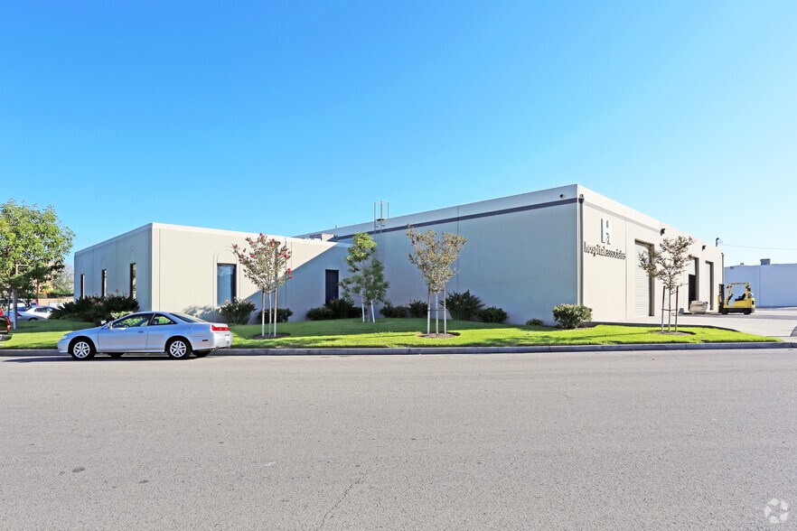 2886 E Blue Star St, Anaheim, CA à louer - Photo du bâtiment - Image 3 de 6