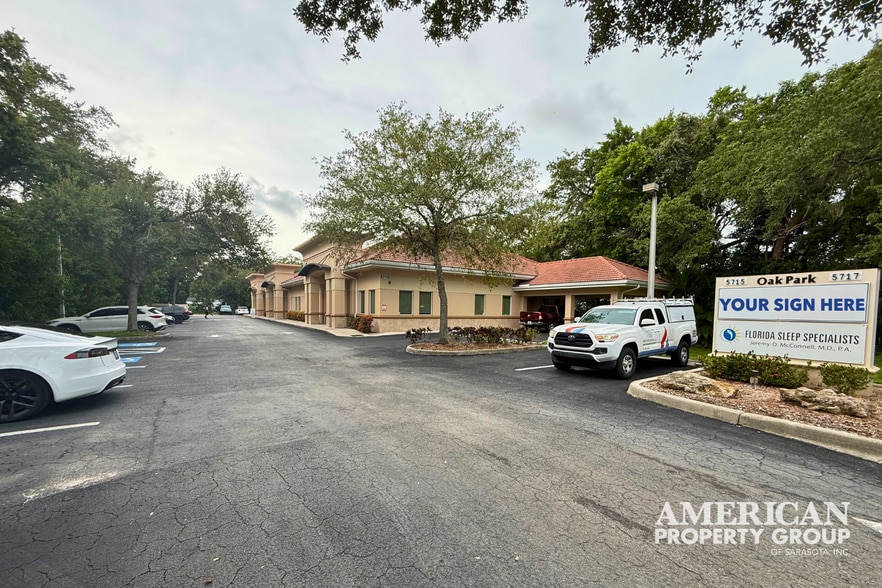 5715 21st Ave W, Bradenton, FL à vendre - Photo du bâtiment - Image 2 de 5
