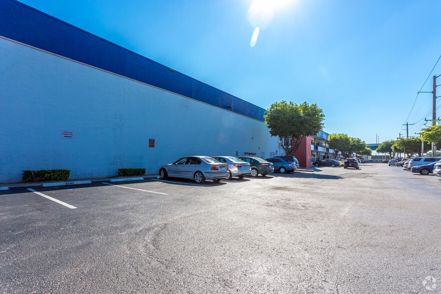 2501-2545 NW 72nd Ave, Miami, FL for lease - Building Photo - Image 2 of 5