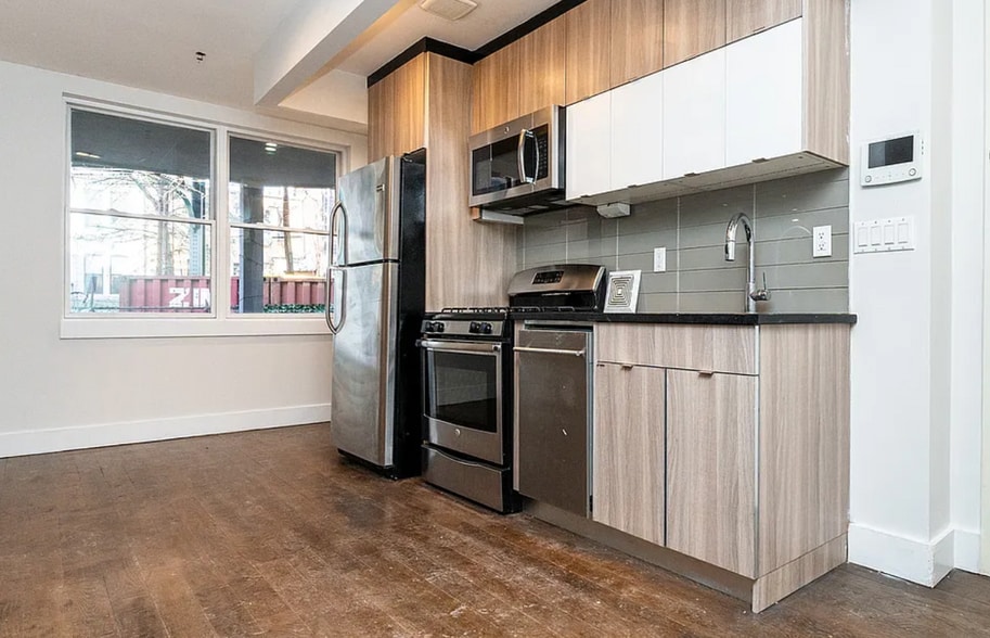 1929 Putnam Ave, Ridgewood, NY for sale - Interior Photo - Image 2 of 22