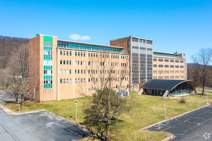 101 Broad St, Ashland, PA à vendre - Photo du bâtiment - Image 2 de 76