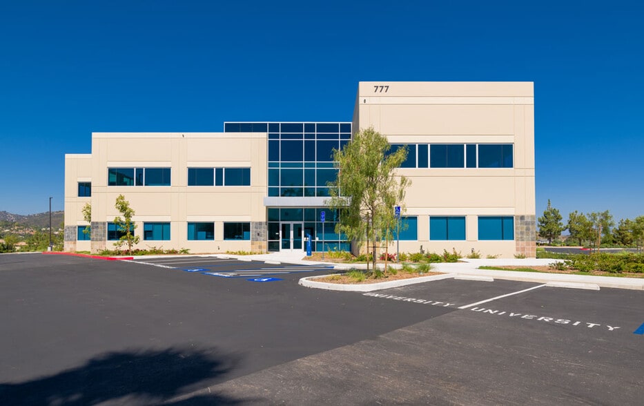 737, 747, 777 Windy Point Drive portfolio of 2 properties for sale on LoopNet.ca - Building Photo - Image 2 of 5