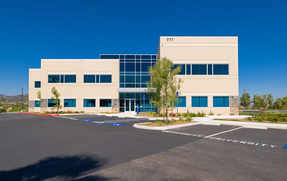 737, 747, 777 Windy Point Drive portefeuille de 2 propriétés à vendre sur LoopNet.ca - Photo du bâtiment - Image 2 de 5