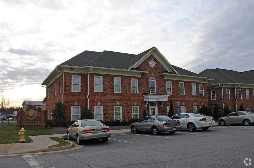 2501 Hunter Pl, Woodbridge, VA à louer - Photo du bâtiment - Image 2 de 7