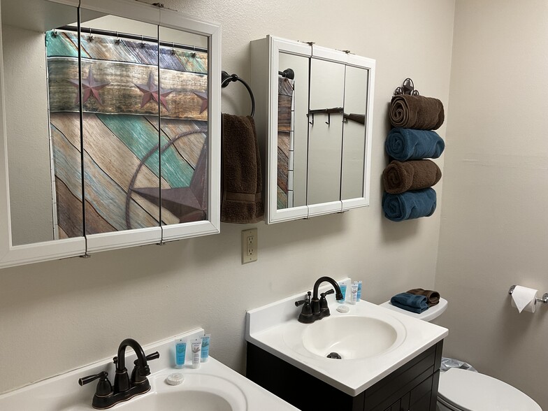 155 Townsend St, Cedarville, CA for sale - Interior Photo - Image 3 of 60