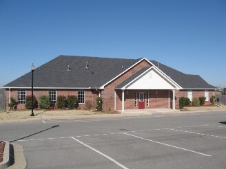 301 S Sara Rd, Mustang, OK à vendre - Photo du bâtiment - Image 3 de 7