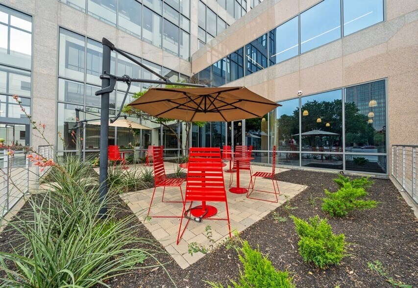 9830 Colonnade Blvd, San Antonio, TX à louer - Photo du bâtiment - Image 3 de 8