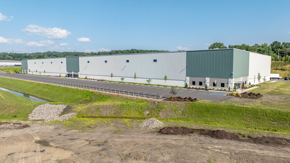 137-147 Commonwealth Dr, Jenkins, PA for lease - Building Photo - Image 3 of 9