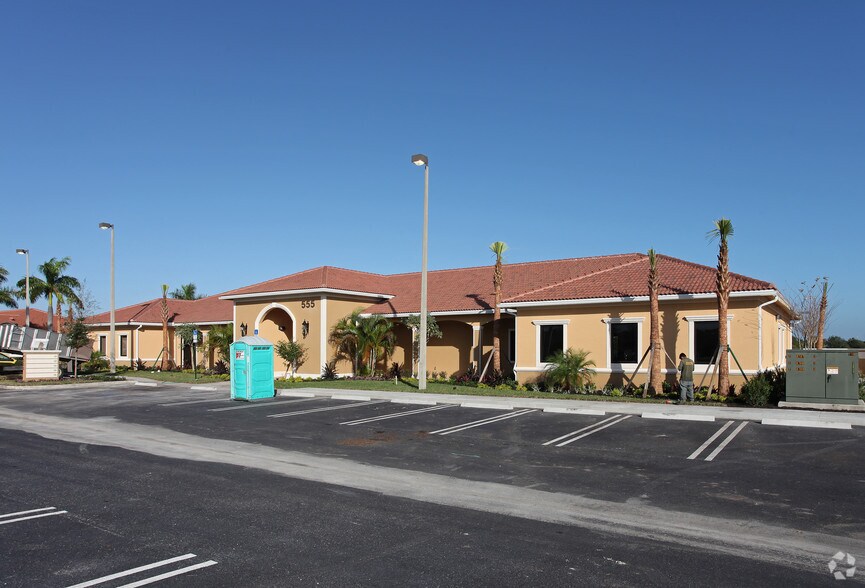 555 NW Lake Whitney Pl, Port Saint Lucie, FL à vendre - Photo du bâtiment - Image 2 de 9