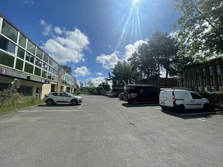 Flex in Les Ulis for lease - Building Photo - Image 1 of 6