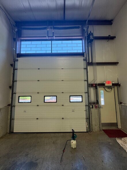 33 Forge Hill Rd, Franklin, MA à louer - Photo du bâtiment - Image 3 de 7