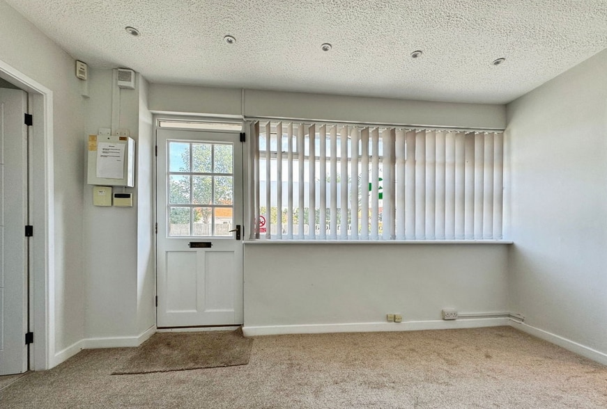 4A Rhuddlan Rd, Rhyl for sale - Building Photo - Image 3 of 7