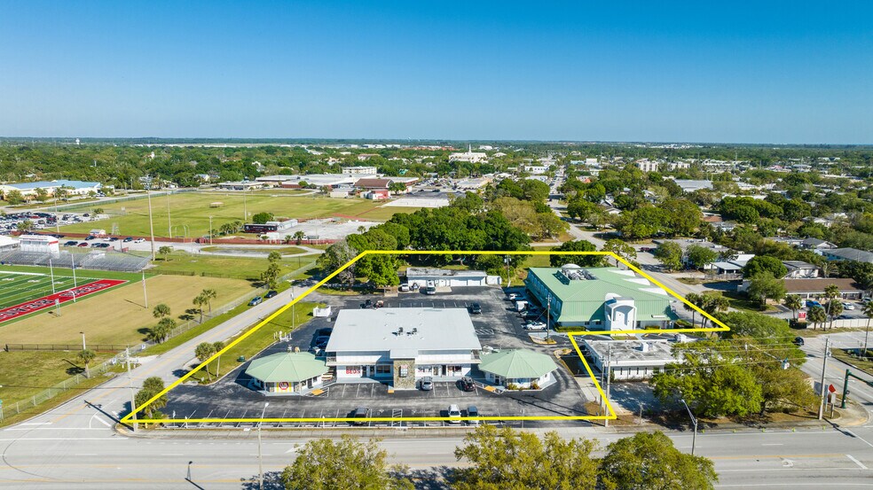 1615 14th Ave, Vero Beach, FL à vendre - Photo du bâtiment - Image 2 de 80