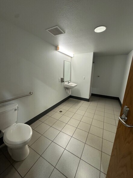 1426 E 3rd Ave, Kennewick, WA à louer - Photo du bâtiment - Image 2 de 9