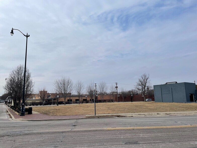 212 Dundee ave, Elgin, IL for sale - Primary Photo - Image 1 of 1