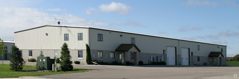 6405 Stockhausen Ln, West Bend, WI à louer - Photo du bâtiment - Image 2 de 4