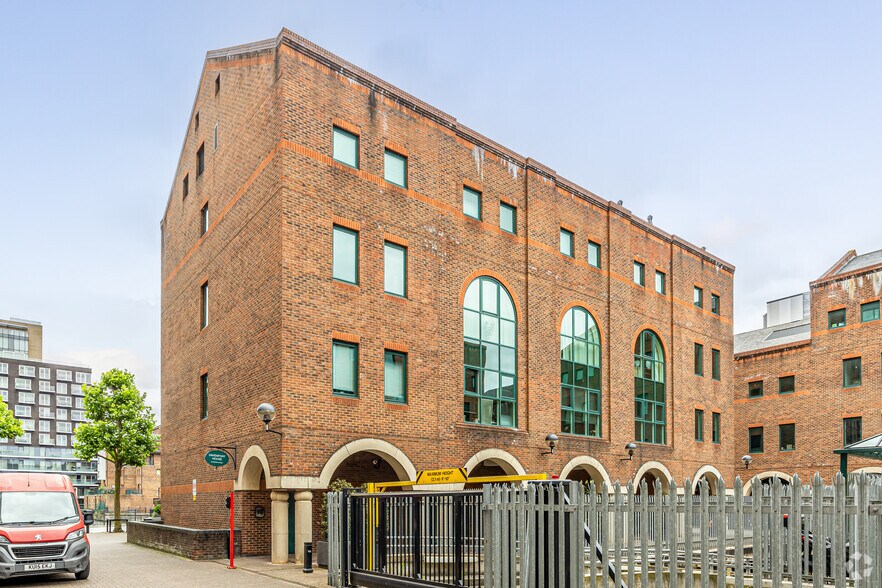 16 Pepper St, Londres à louer - Photo du bâtiment - Image 1 de 3