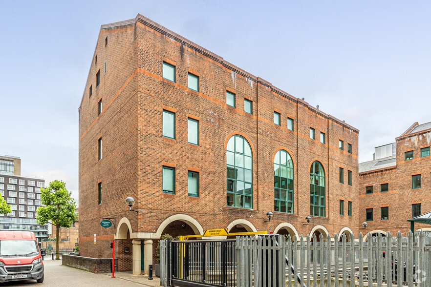 16 Pepper St, Londres à louer - Photo du bâtiment - Image 1 de 3