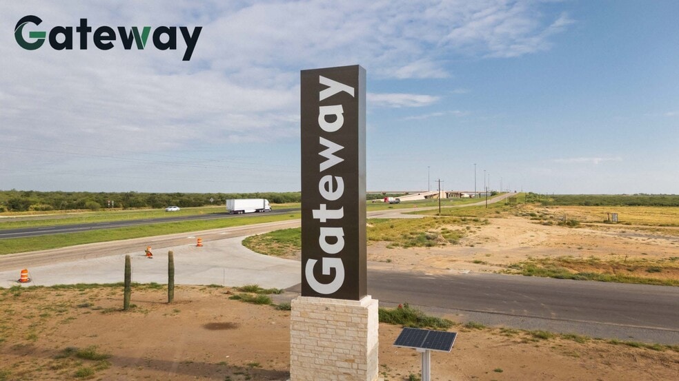 IH-35, Laredo, TX à vendre - Photo du bâtiment - Image 2 de 3