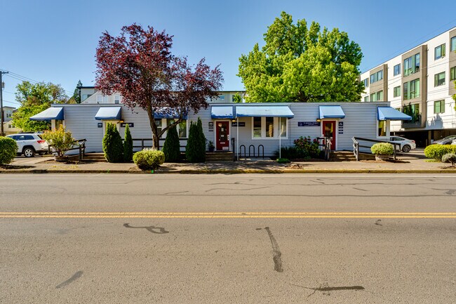 Plus de détails pour 670-690 18th Ave, Eugene, OR - Bureau à vendre