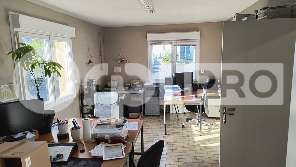 Flex in Cormontreuil for lease - Interior Photo - Image 3 of 4
