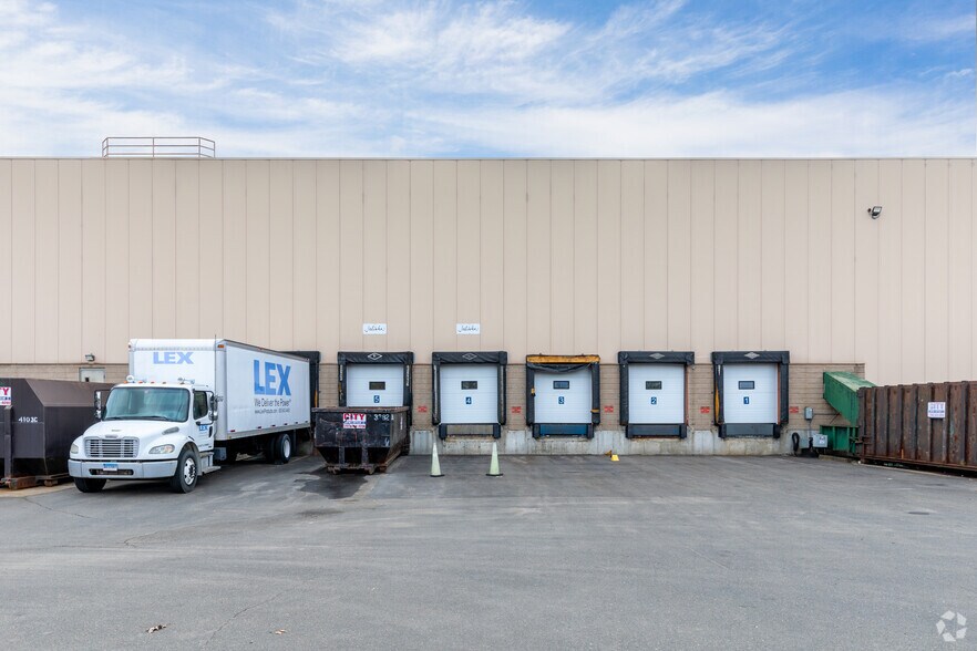 11 Forest Pky, Shelton, CT à louer - Photo du bâtiment - Image 3 de 14