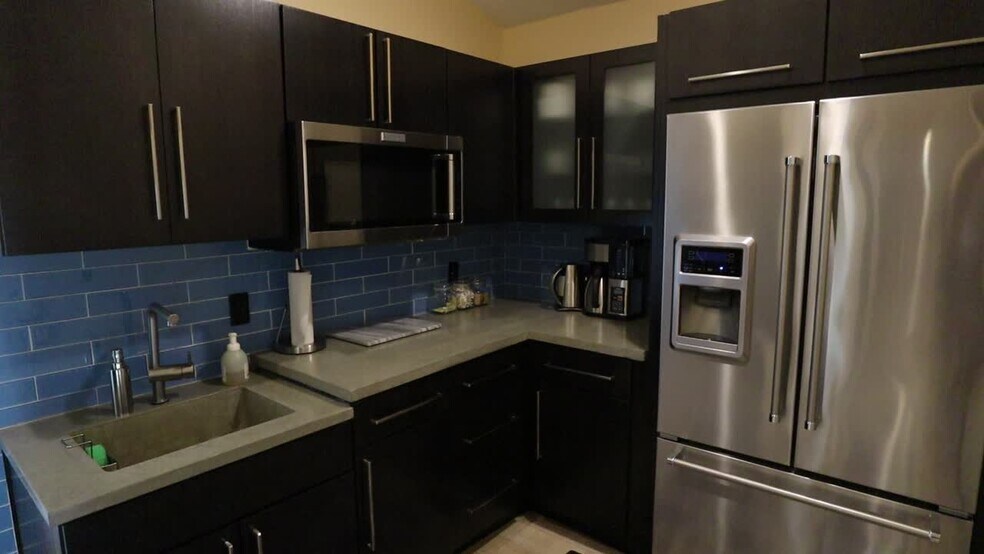 710 E 64th St, Indianapolis, IN à vendre - Vidéo sur l’inscription commerciale - Image 2 de 45
