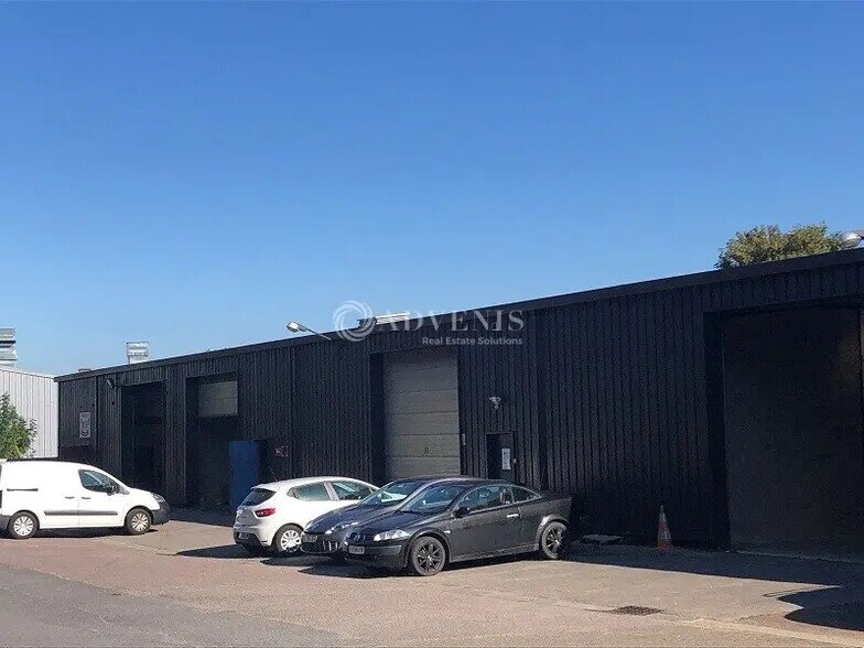 Flex in Ecquevilly for lease - Building Photo - Image 1 of 12