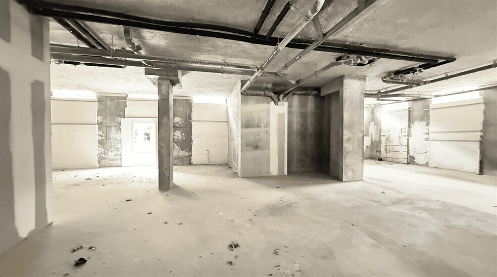 Retail in Noisy-le-Grand for lease - Interior Photo - Image 2 of 3