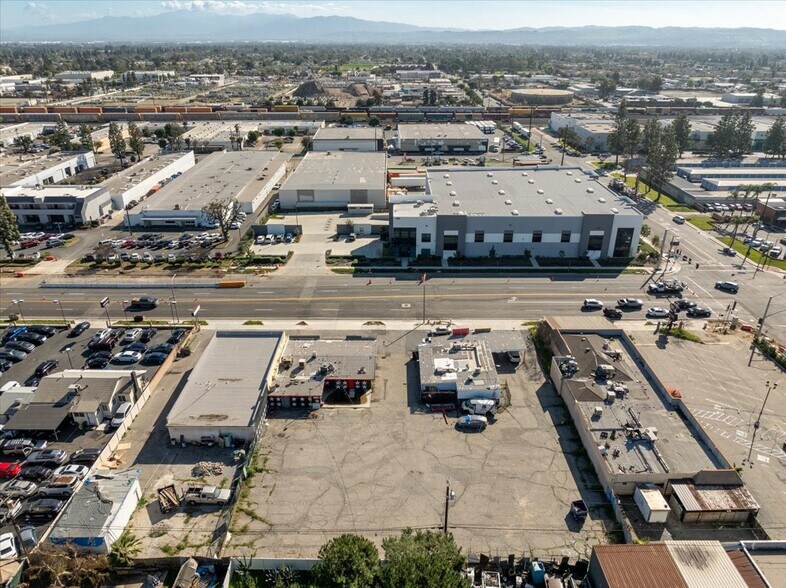 1538 W Holt Blvd, Ontario, CA à vendre - Photo du bâtiment - Image 3 de 11