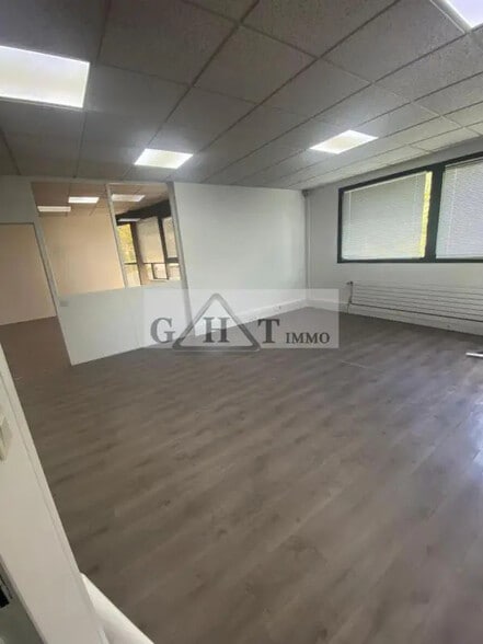 Office in Créteil for lease - Interior Photo - Image 3 of 3