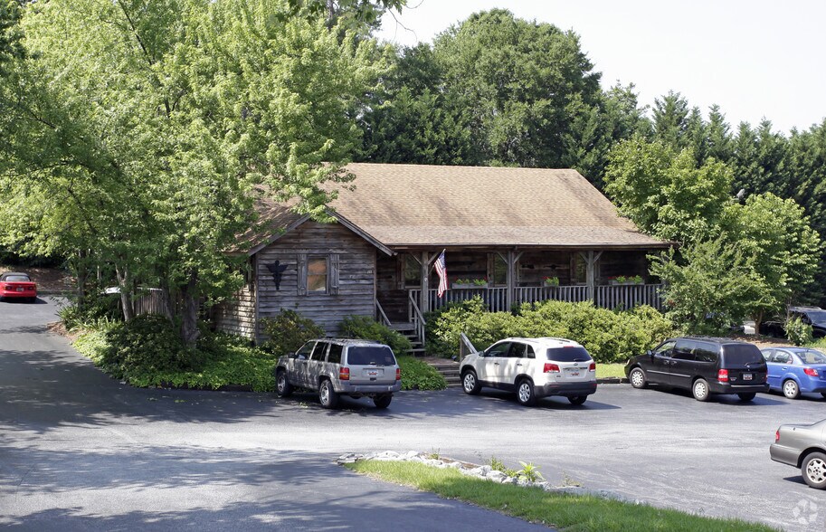 111 W Wade Hampton Blvd, Greer, SC à louer - Photo du bâtiment - Image 1 de 11