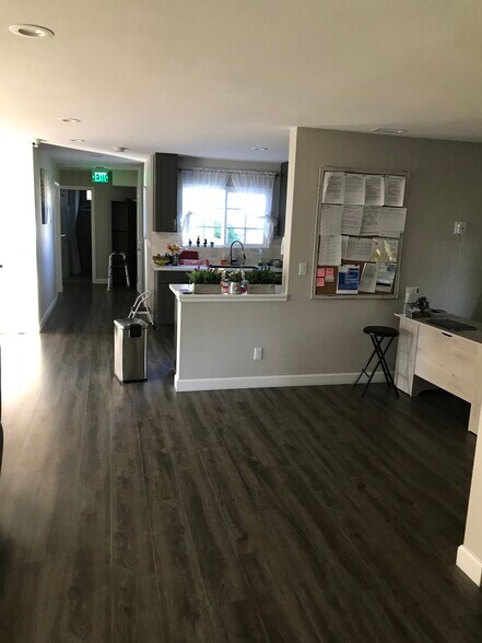 2421 E Powhatan Ave, Anaheim, CA à vendre - Photo intérieure - Image 3 de 5