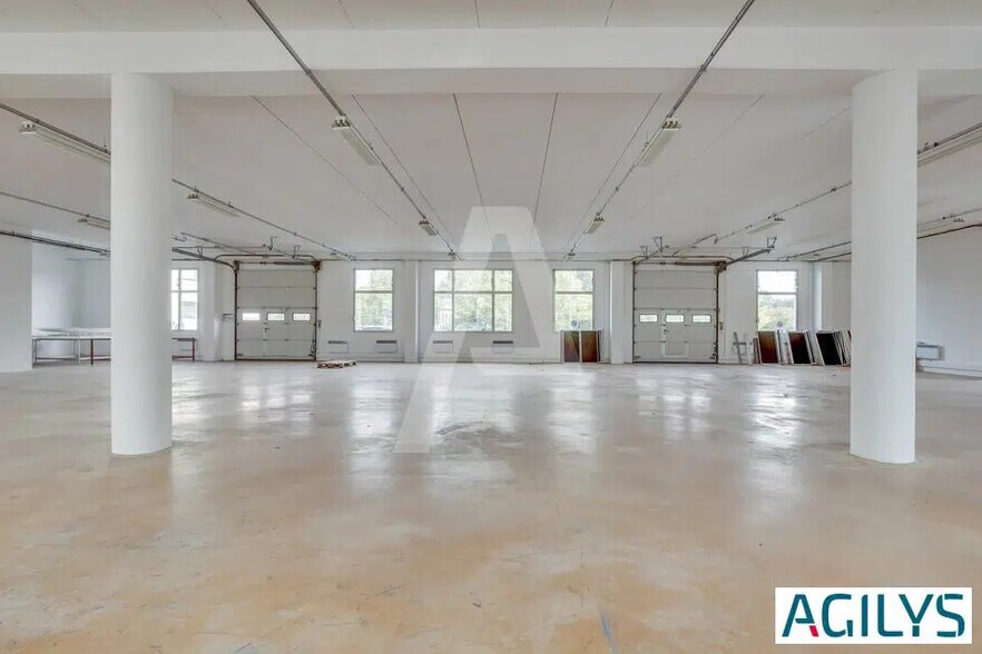 Flex in Les Ulis for lease - Interior Photo - Image 1 of 8