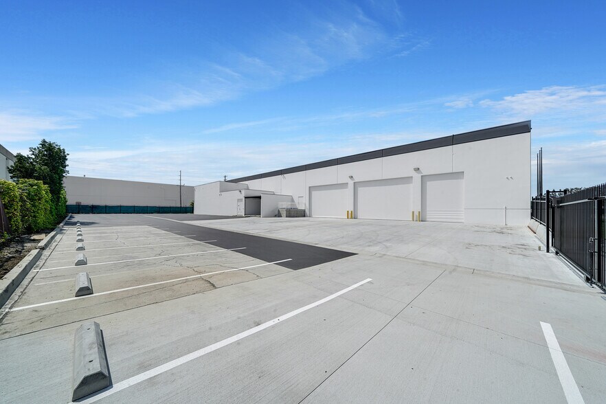 510 W Carob St, Compton, CA à louer - Photo du bâtiment - Image 3 de 8