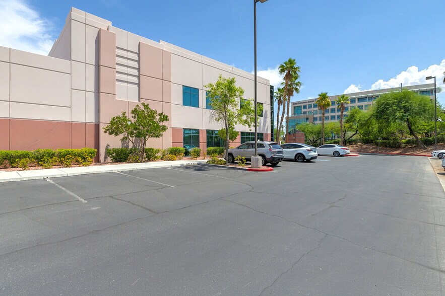 10750 W Charleston Blvd, Las Vegas, NV à louer - Photo du bâtiment - Image 2 de 12