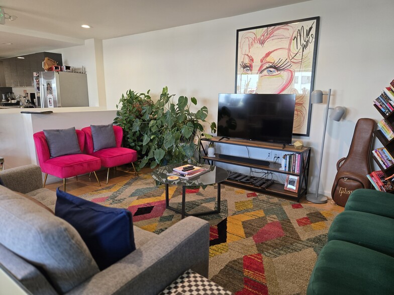 2201 N Hollywood Way, Burbank, CA for lease - Building Photo - Image 3 of 11