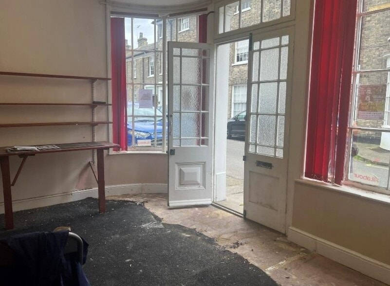 8 Queen Street, Hadleigh, Ipswich for lease - Interior Photo - Image 3 of 5