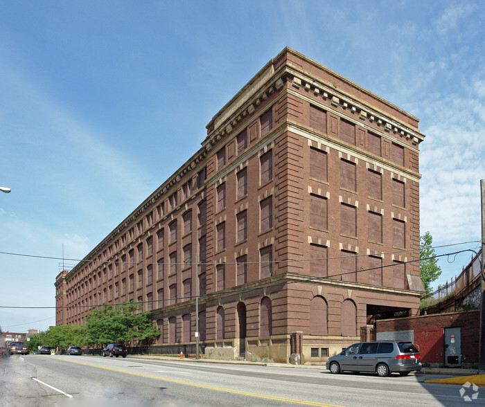 5601 Carnegie Ave, Cleveland, OH à vendre - Photo principale - Image 1 de 1